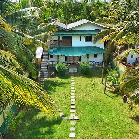 Blue Skies Guest House And Restaurant Тангалла Экстерьер фото