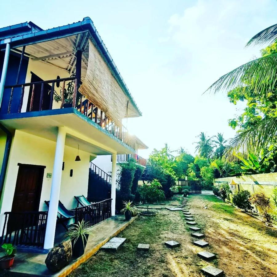 Blue Skies Guest House And Restaurant Тангалла Экстерьер фото