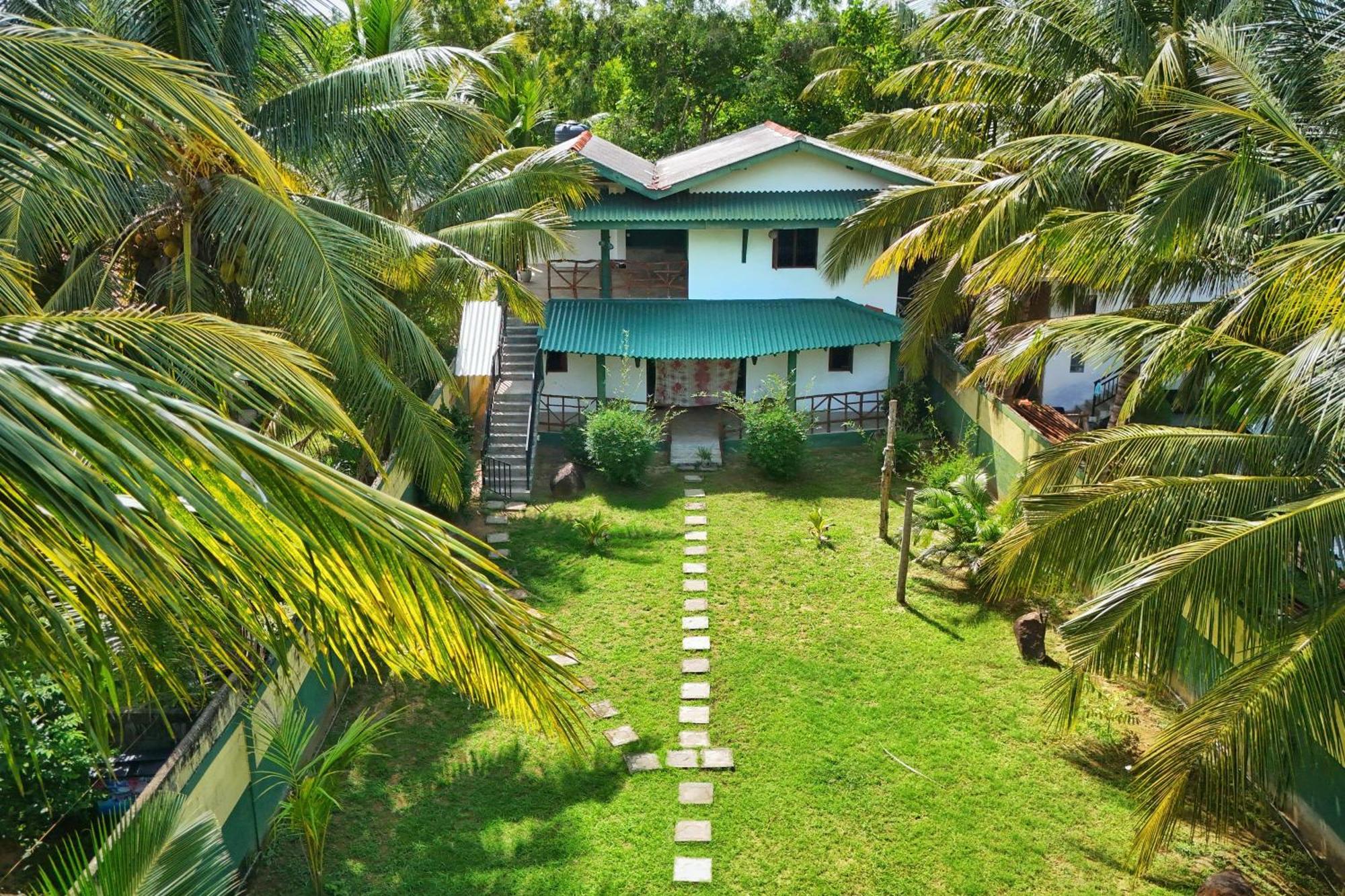 Blue Skies Guest House And Restaurant Тангалла Экстерьер фото