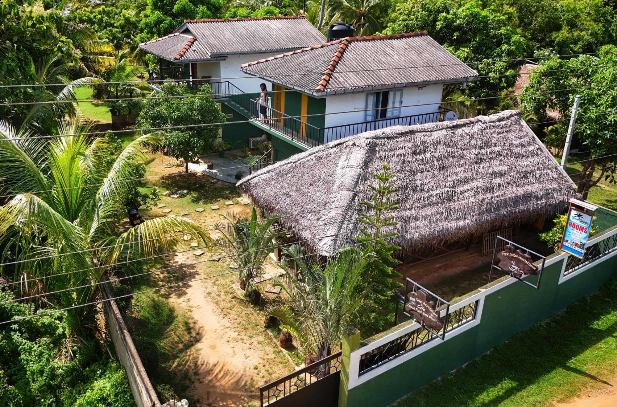 Blue Skies Guest House And Restaurant Тангалла Экстерьер фото